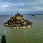 Magia da natureza O Mont Saint-Michel Vira Ilha Durante as Grandes Marés
