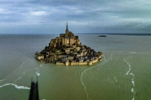 Magia da natureza O Mont Saint-Michel Vira Ilha Durante as Grandes Marés